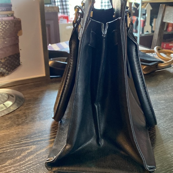 Ladies black leather faux BCBG bag from Paris - Picture 7 of 9